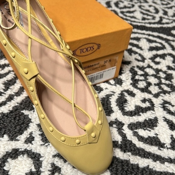 Tod’s Lace Up Studded Ballet flats, pale yellow leather, size 7 NIB - Picture 3 of 6